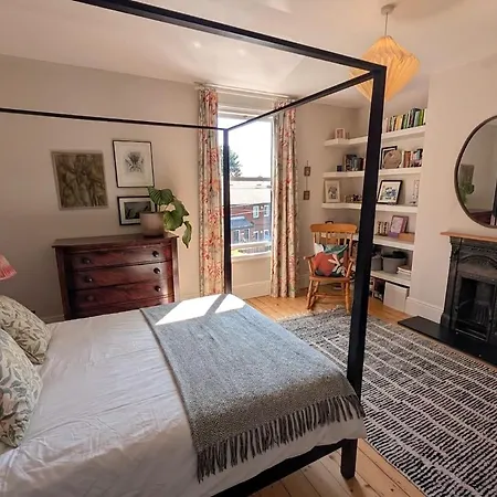 Stylish Victorian House With Garden In Chapel Allerton *