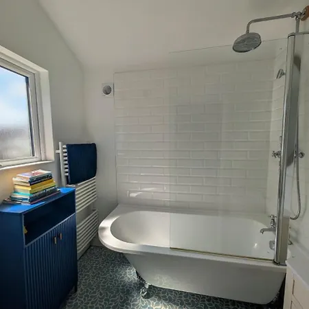 Stylish Victorian House With Garden In Chapel Allerton *