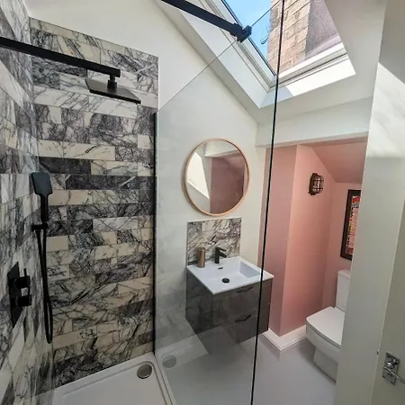 Stylish Victorian House With Garden In Chapel Allerton