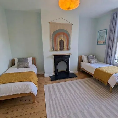 Holiday home Stylish Victorian House With Garden In Chapel Allerton