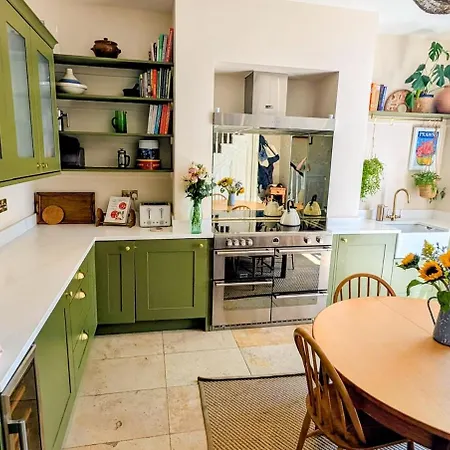 Holiday home Stylish Victorian House With Garden In Chapel Allerton *